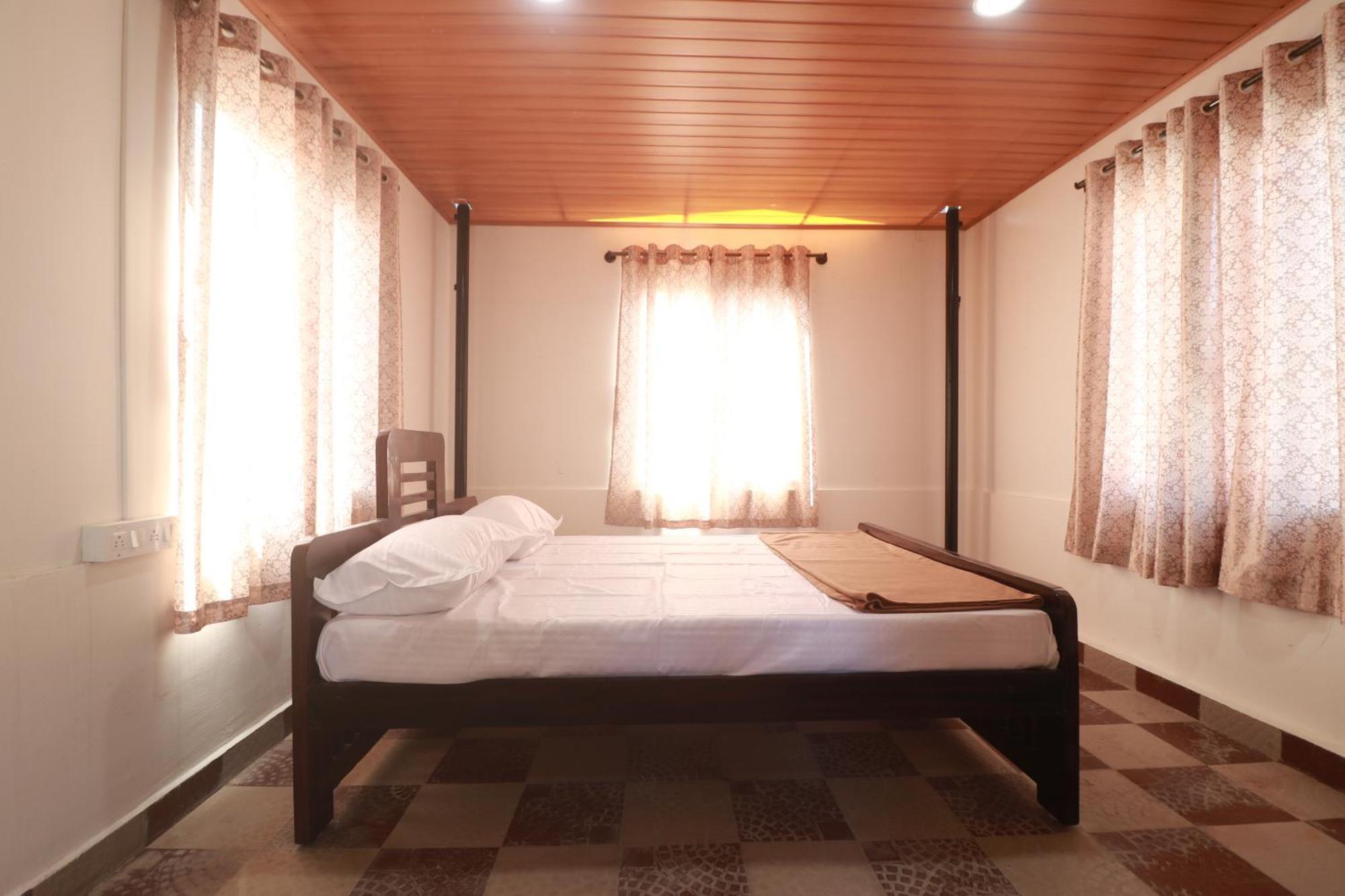 Homestay Flintstone Kushalnagar